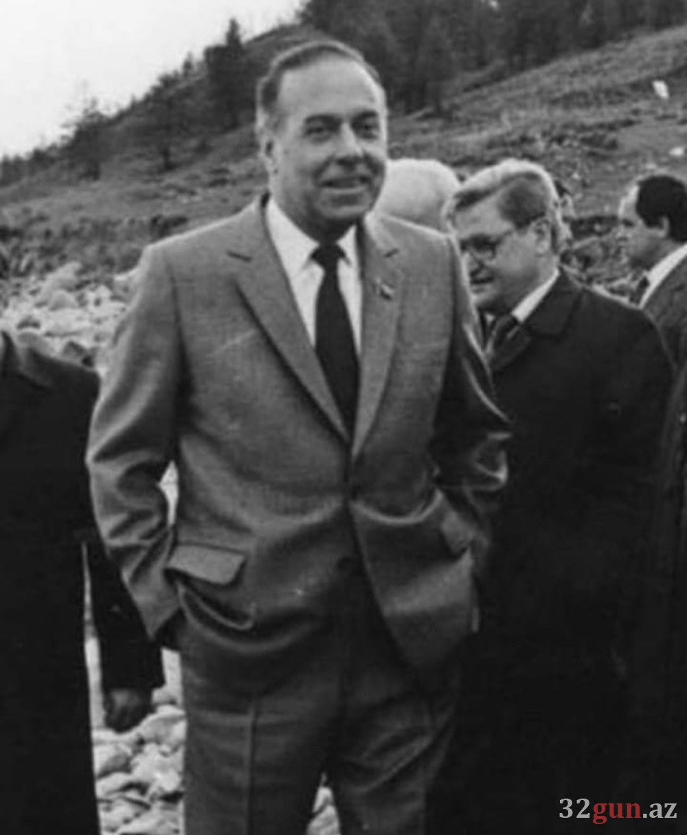 TARİXƏ NƏZƏR! Ulu Öndər Heydər Əliyevin Karizmatik və Məğrur Duruşunu Əks Etdirən Nadir Foto