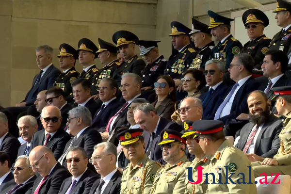 Generallar və məmurlar paradı belə izləyirlər -FOTOLAR