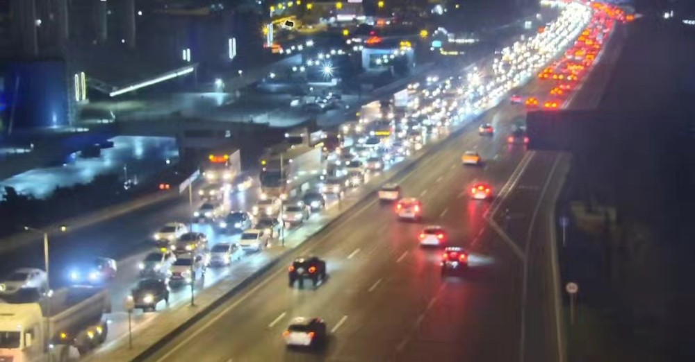 "20 Yanvar"da yük yola dağıldı, sıxlıq yarandı -FOTOLAR