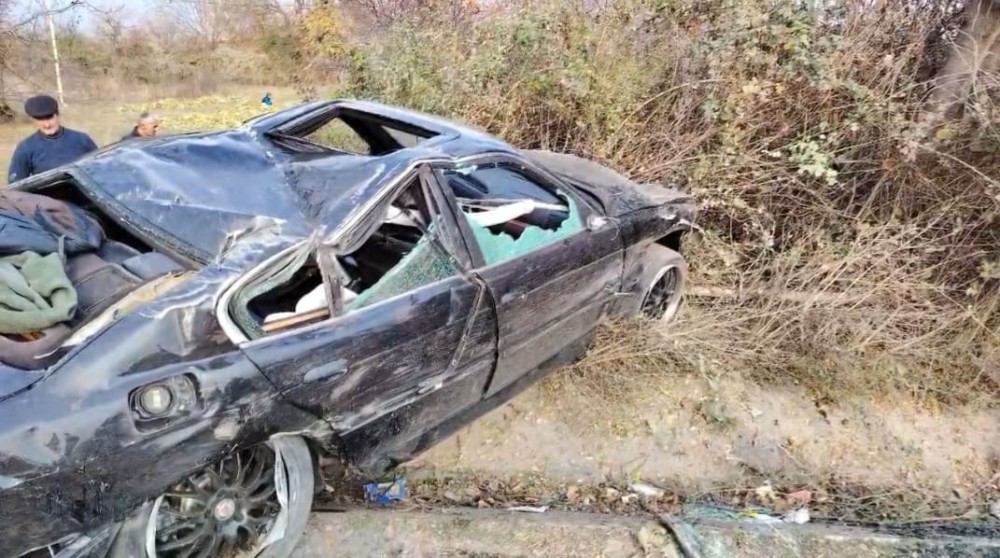 Şəkidə "BMW" aşıb, xəsarət alan var -FOTO