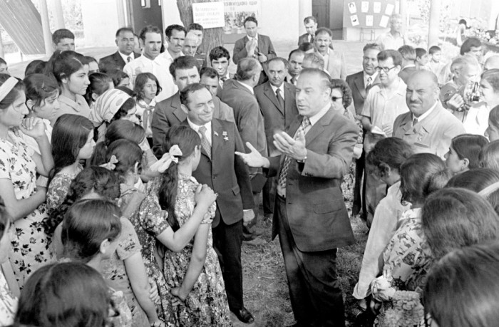 Xalq və Lider Birliyi: AzərbaycanınZəfərinin Əbədi Təməli (TARİXİN FOTOLARI)