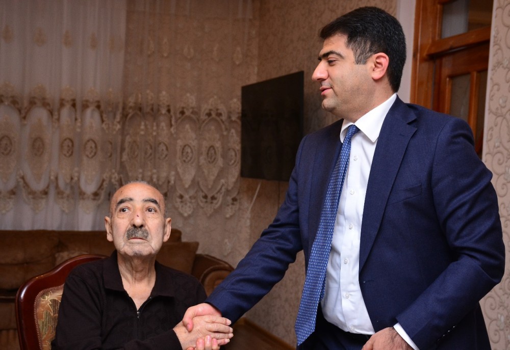 Seymur Orucov şair Qurban Həmidoğlunu evində ziyarət edib/ FOTO