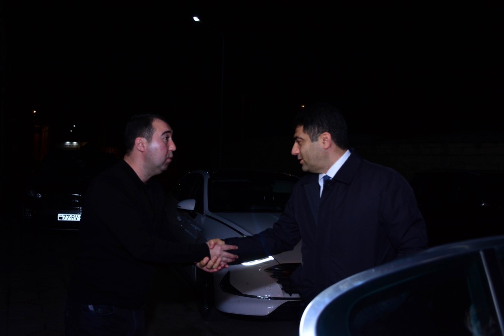 Seymur Orucov şair Qurban Həmidoğlunu evində ziyarət edib/ FOTO