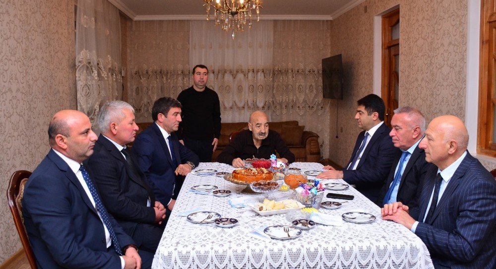 Seymur Orucov şair Qurban Həmidoğlunu evində ziyarət edib/ FOTO