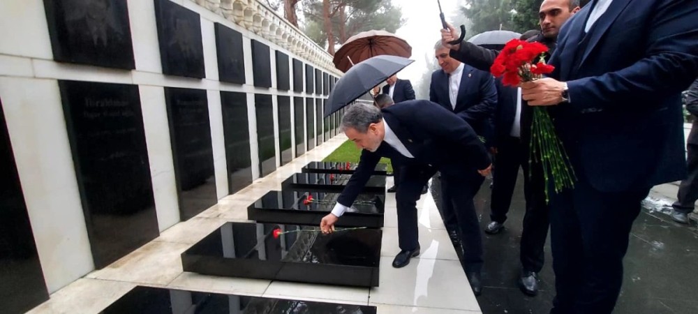 İranın xarici işlər naziri Bakıda şəhidlərin xatirəsini anıb -FOTO