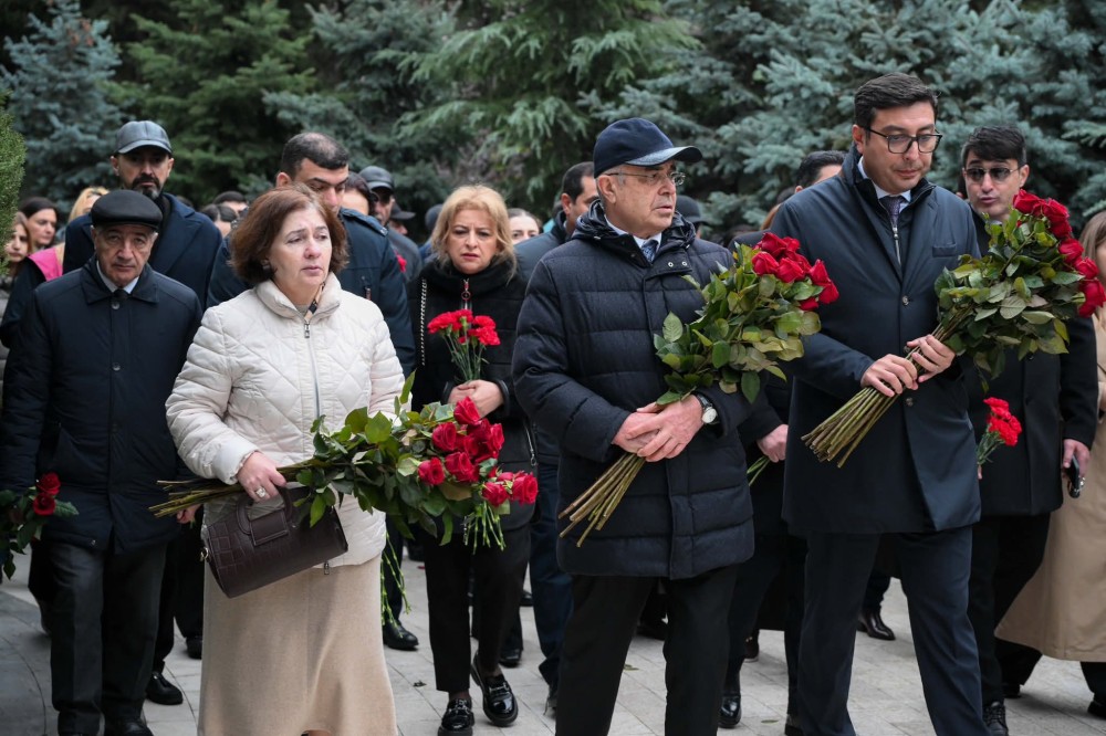 Nazir və Akademiya rəhbərliyi Ümummilli Lider Heydər Əliyevin məzarını ziyarət etdi