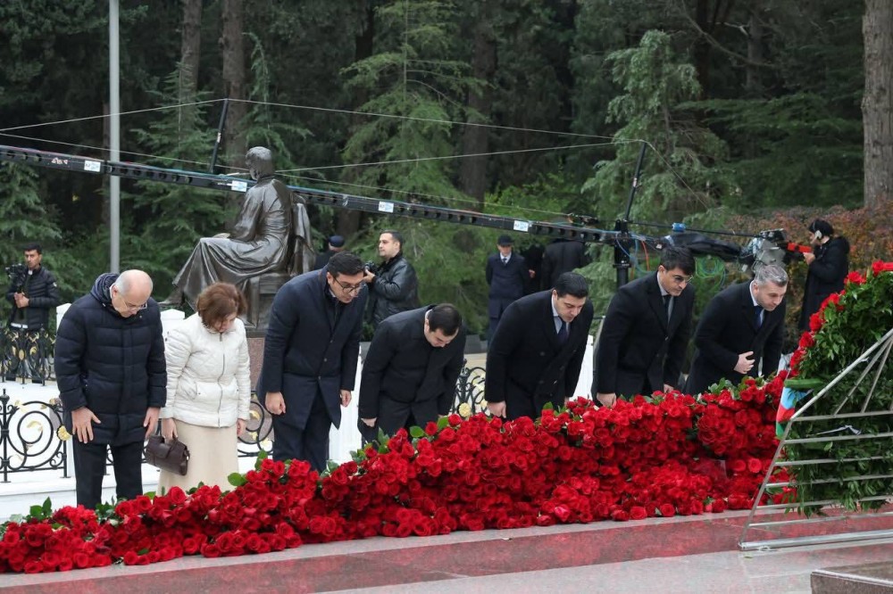Nazir və Akademiya rəhbərliyi Ümummilli Lider Heydər Əliyevin məzarını ziyarət etdi