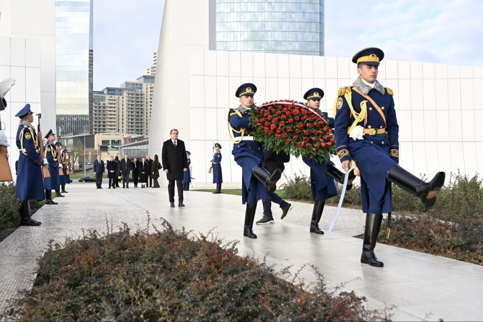 İbrahimoviç Zəfər parkını və Şəhidlər xiyabanını ziyarət edib- FOTOLAR