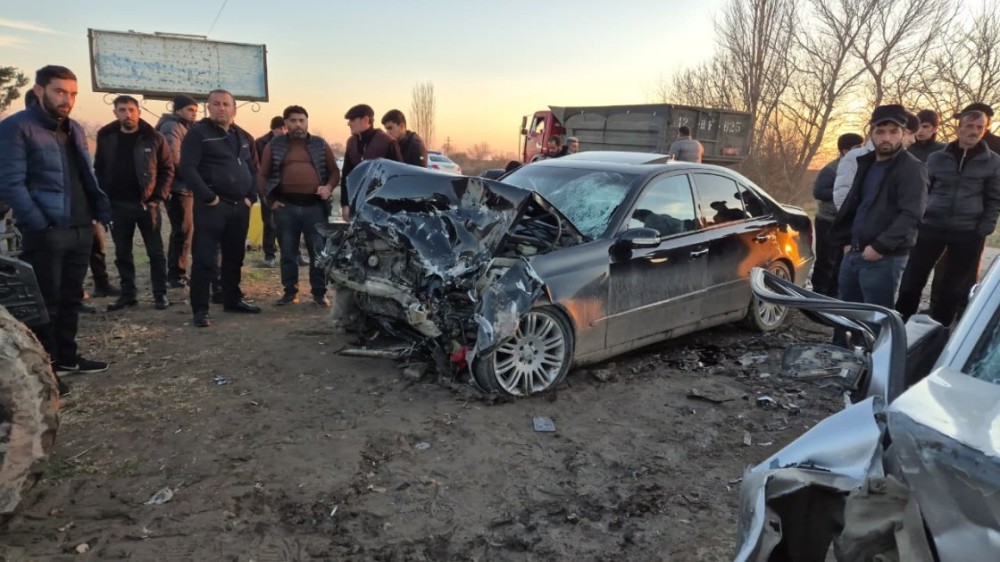 Salyanda iki "Mercedes" toqquşdu, ölənlər və yaralananlar var -YENİLƏNİB (FOTOLAR)